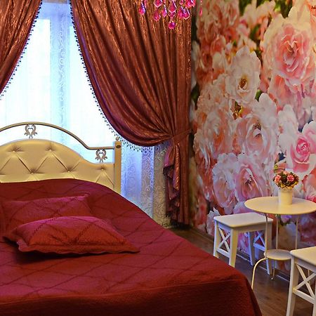 Roses Apartment In The City Center 切尔尼戈夫 外观 照片