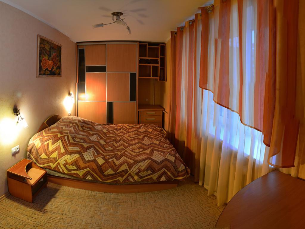 Roses Apartment In The City Center 切尔尼戈夫 外观 照片