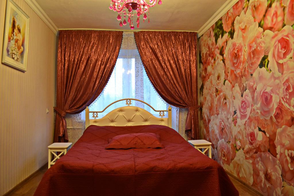 Roses Apartment In The City Center 切尔尼戈夫 外观 照片